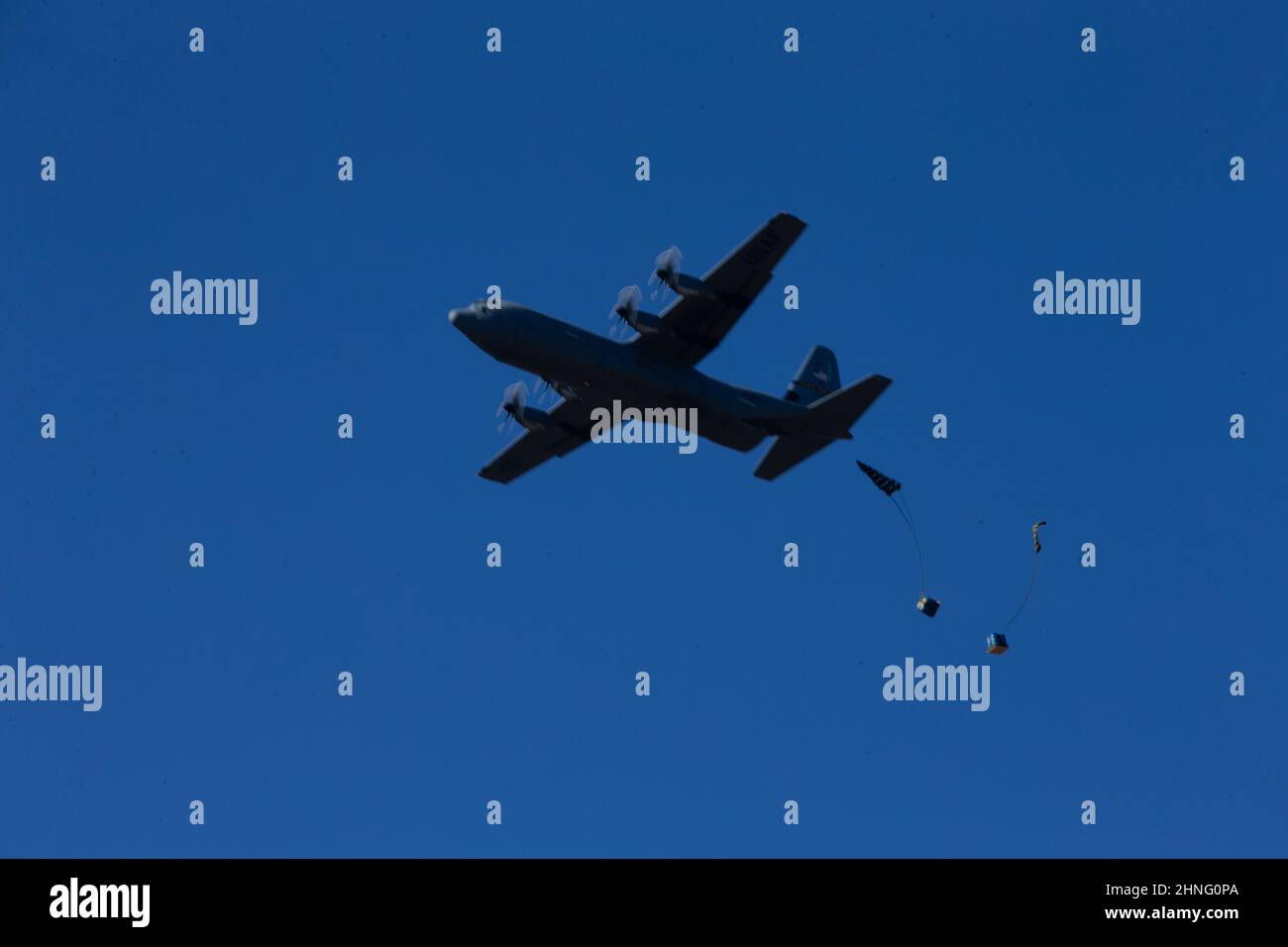 Una Guardia Nazionale aerea della Virginia Occidentale C-130J Super Hercules con l'Ala Airlift 130th conduce un rifornimento aereo per la Divisione Marina 2D (MARDIV) durante un esercizio di montagna a Fola Mine, Virginia Occidentale, 8 febbraio 2022. Questo esercizio è la terza fase di un'evoluzione formativa specializzata per determinare l'efficacia del battaglione sperimentale mardiv del 2D. (STATI UNITI Foto del corpo marino di Lance CPL. Ryan Ramsammy) Foto Stock