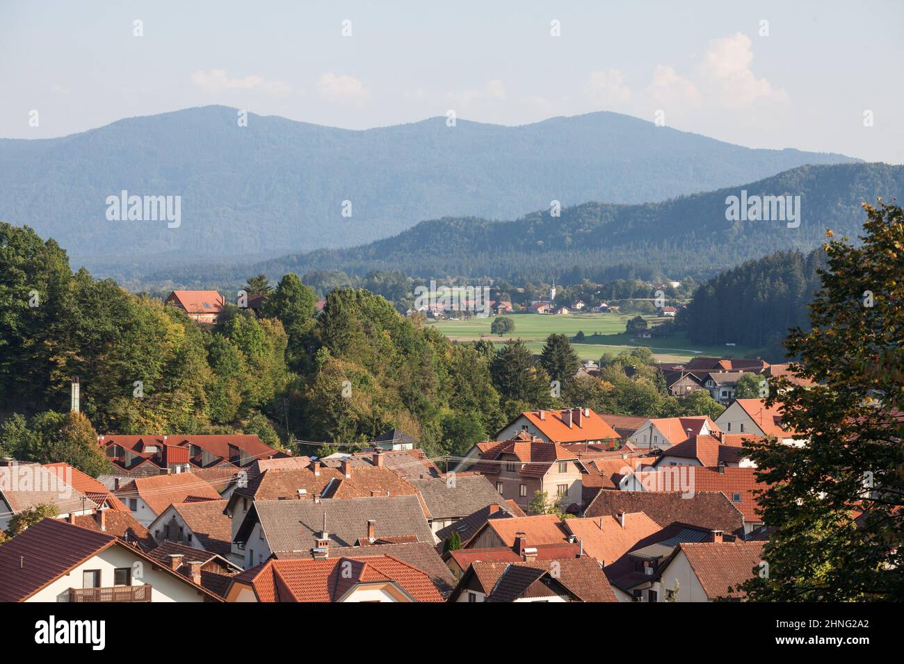 Foto di Ljubno ob savinji visto dall'alto in Slovenia, un tipico villaggio rurale europeo. Ljubno ob Savinji è la città più grande e il centro della Th Foto Stock