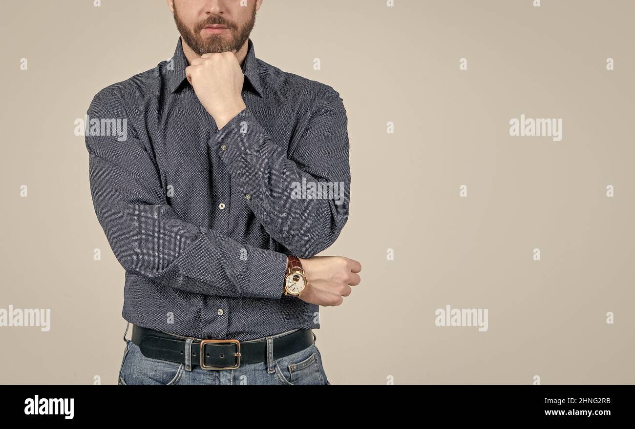 Man Cropped view prop unshaven mento indossando elegante camicia con jeans casual, abbigliamento da uomo, spazio copia Foto Stock