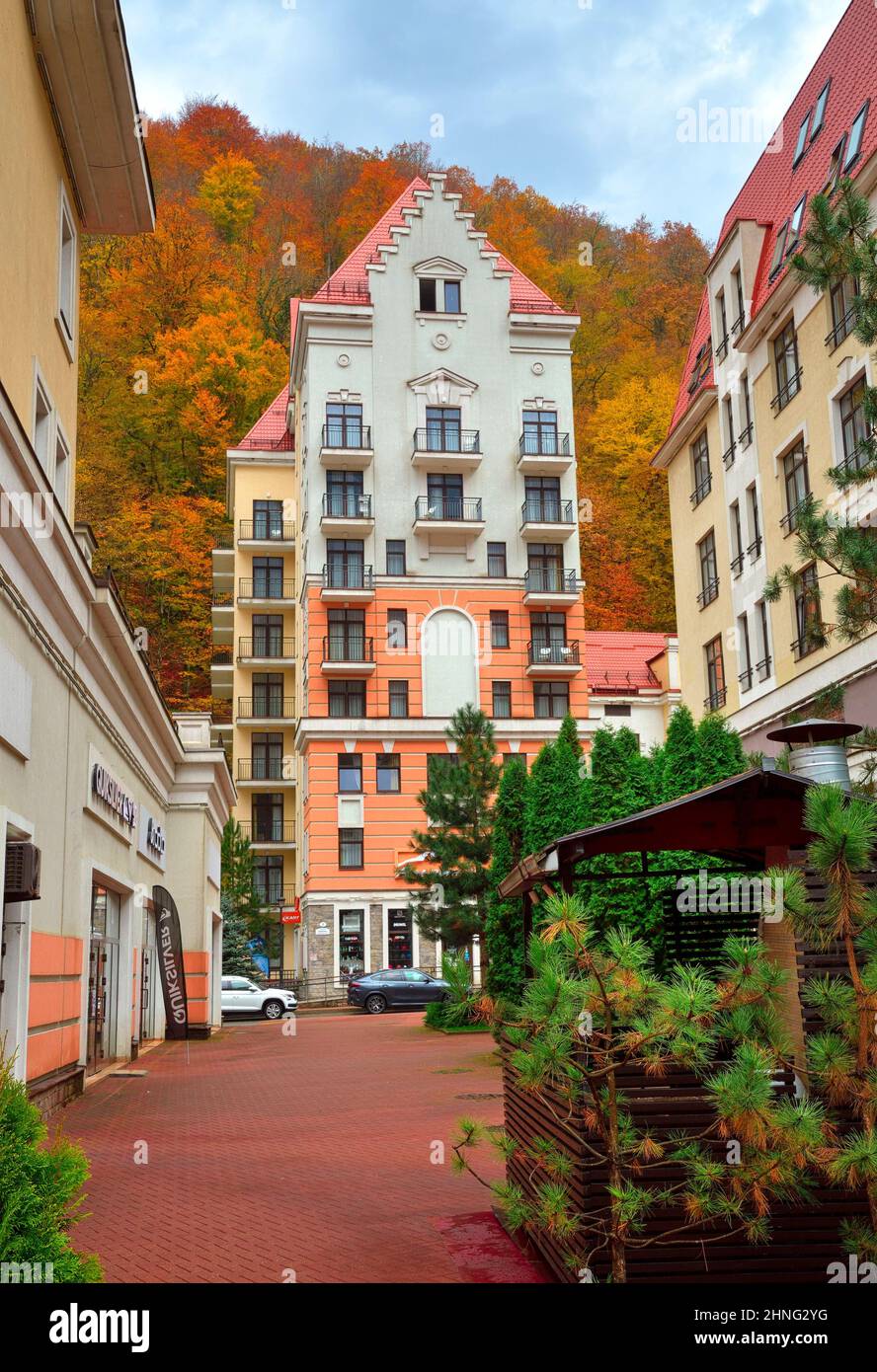 Rosa Khutor, Sochi, Russia, 11.01.2021. Alte case stilizzate - hotel tra le montagne d'autunno Foto Stock