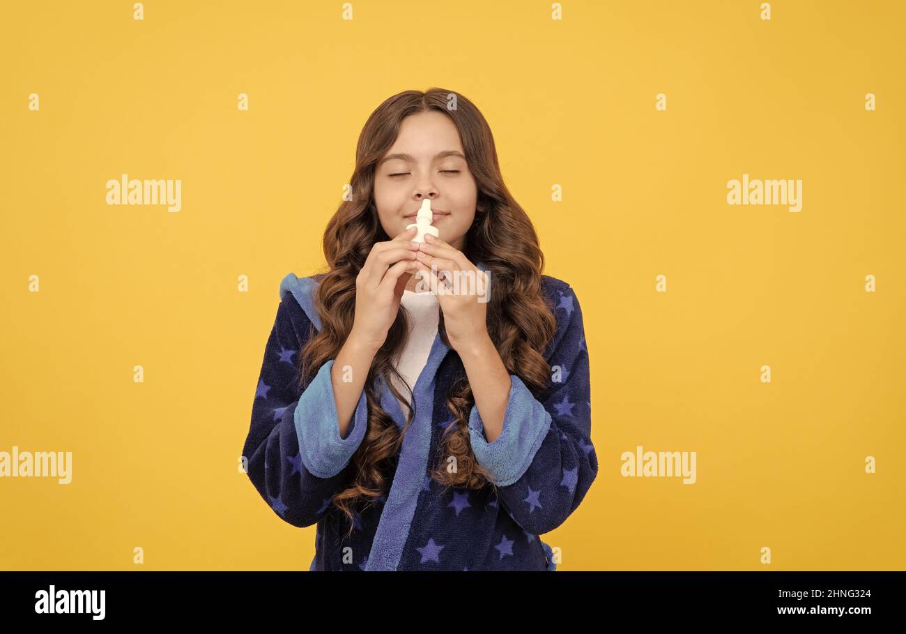 nessun'aggiunta. contro naso che cola e allergia. miglior rimedio. presentando spray nasale utile. Foto Stock