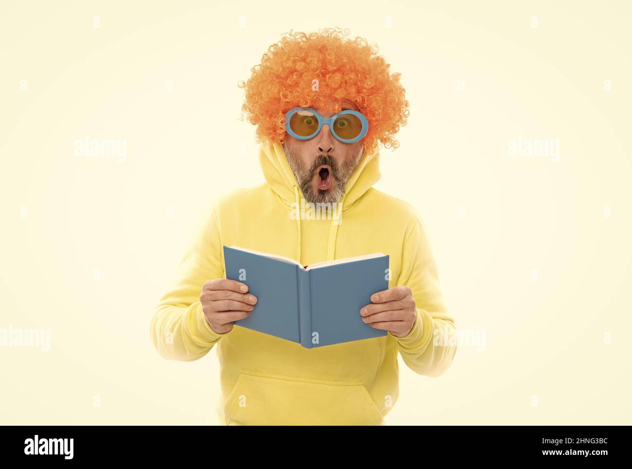 Solo un capitolo in più. Libro letto sorpreso bookworm. Lezione di letteratura. Letteratura inglese Foto Stock