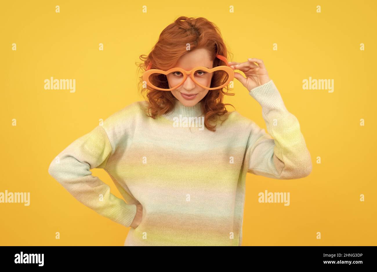 sensazione di flirtezza. ragazza divertente indossare grandi bicchieri. festa di compleanno. positività espressa. emozioni positive. Foto Stock