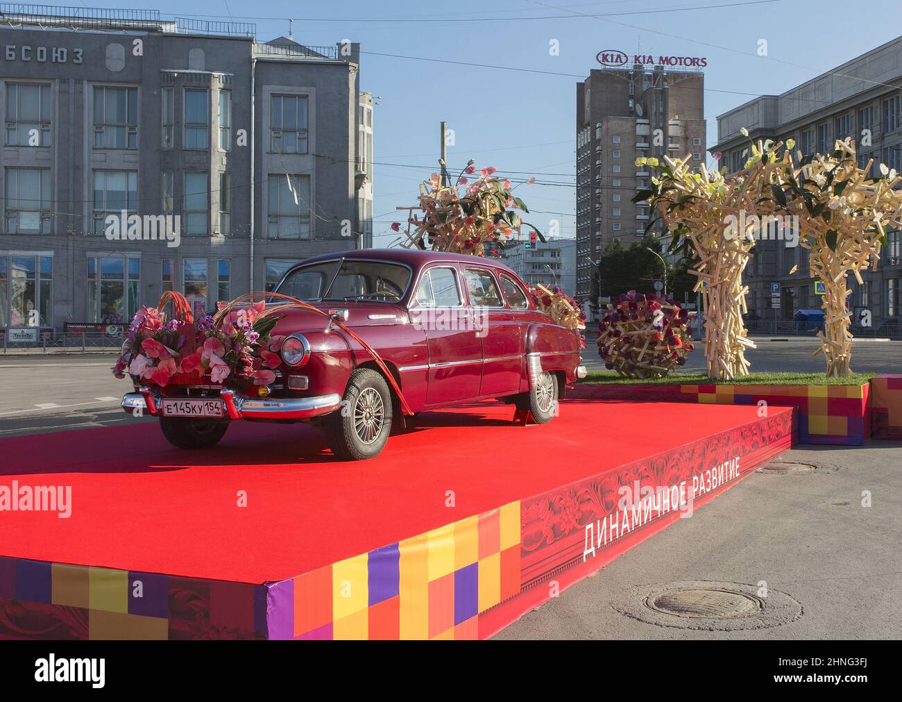 Novosibirsk, Siberia, Russia, 06.05.2019. GAZ-12 il giorno di Novosibirsk. Auto rossa retrò decorata con fiori sul podio della mostra prima del c Foto Stock