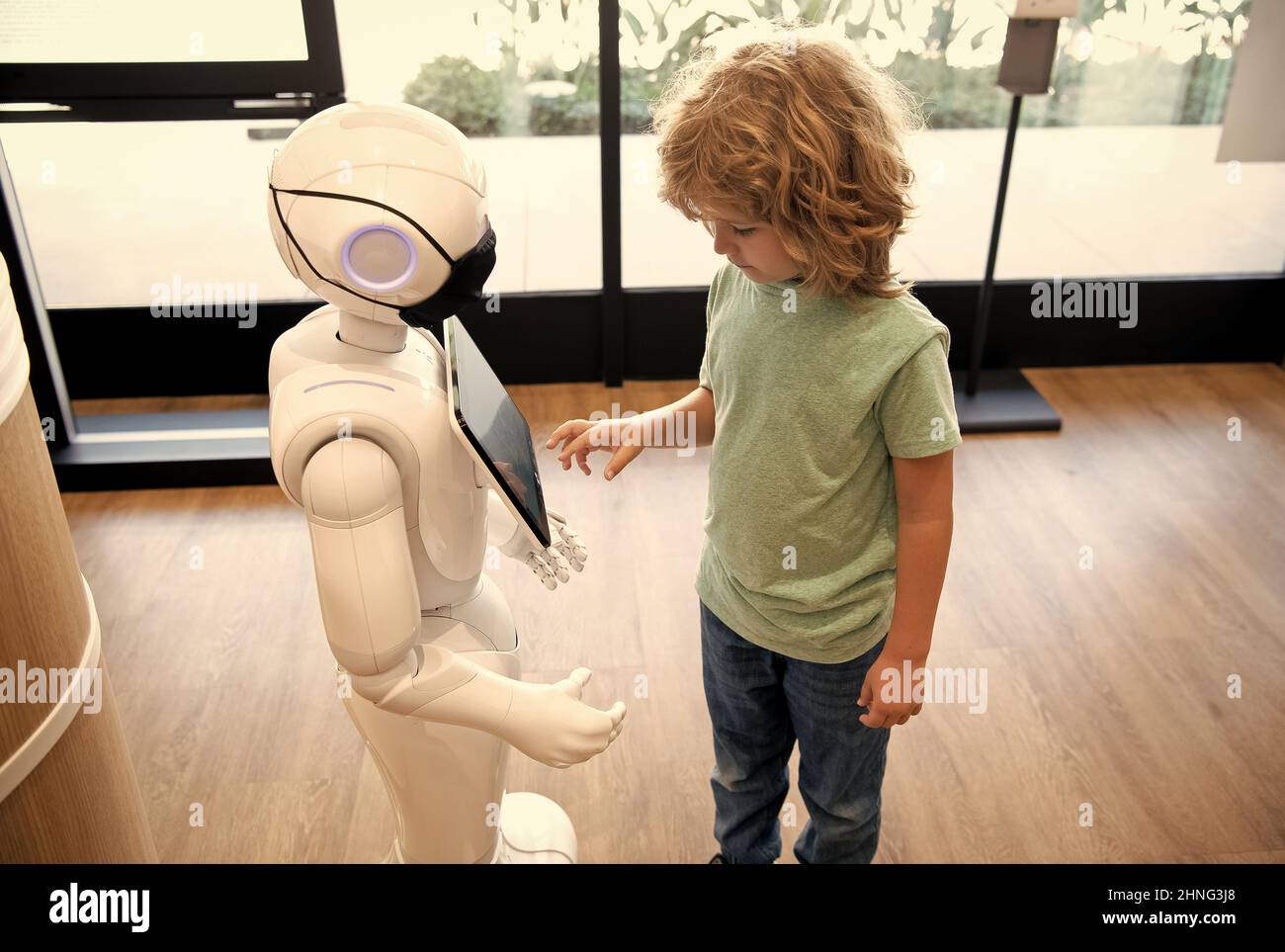 robot fornire assistenza al bambino. automazione. intelligenza artificiale interagire con il ragazzo Foto Stock