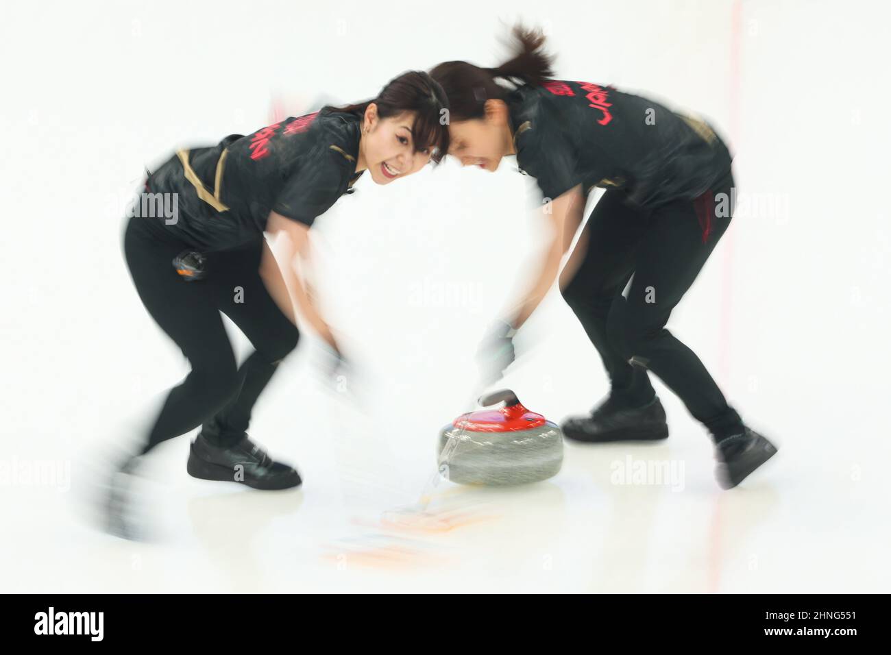 Pechino, Cina. 16th Feb 2022. (L-R) Yurika Yoshida, Yumi Suzuki (JPN) Curling : partita di Robin Women's Round tra Giappone - Stati Uniti durante i Giochi Olimpici invernali di Pechino 2022 al National Aquatics Center di Pechino, Cina . Credit: YUTAKA/AFLO SPORT/Alamy Live News Foto Stock