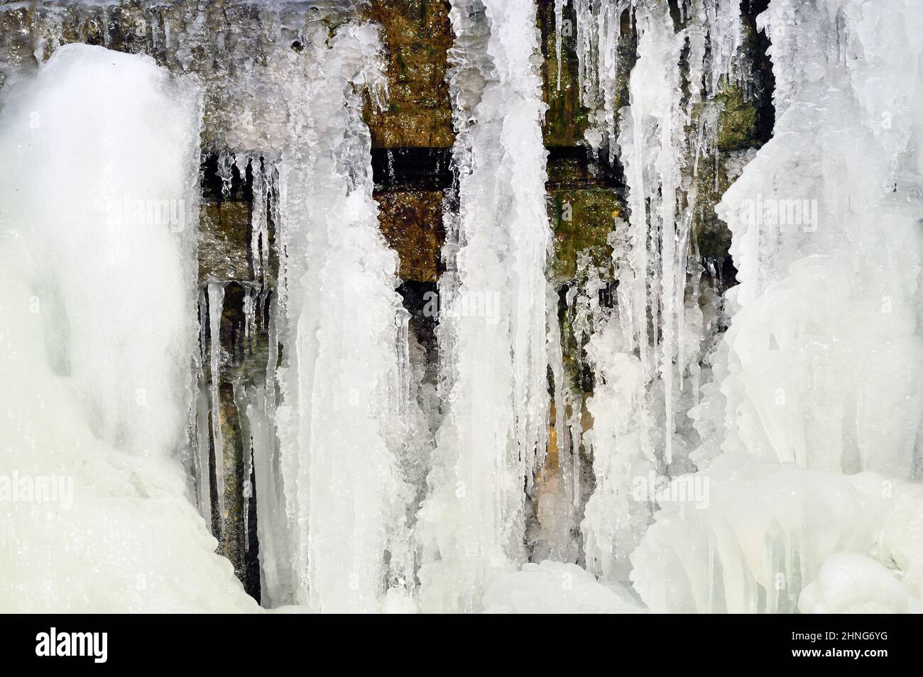 St. Charles, Illinois, Stati Uniti. Una cascata in torrente formata da continuo al di sotto delle temperature gelide. Foto Stock