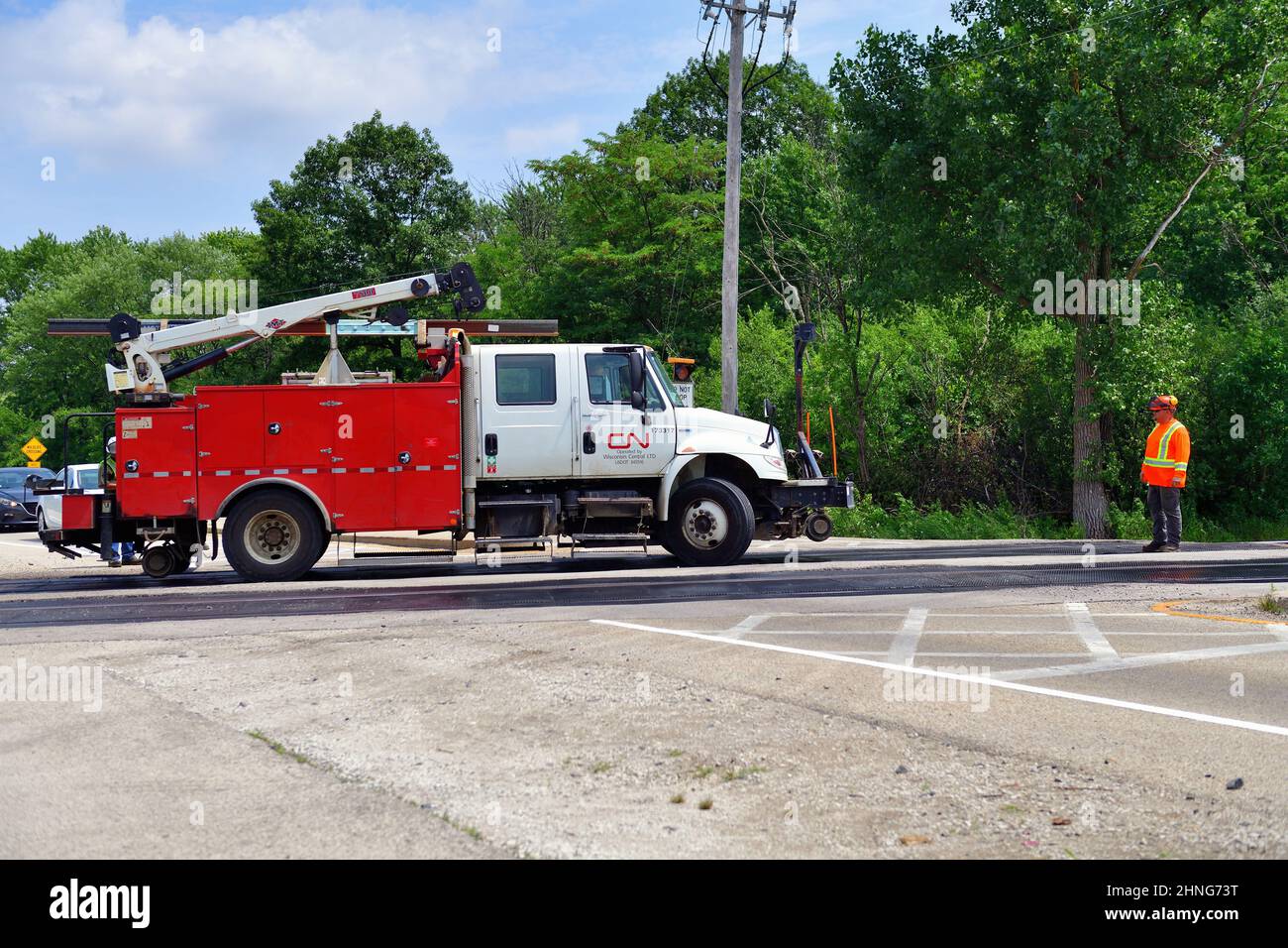 Hoffman Estates, Illinois, Stati Uniti. Una guida convertibile per veicoli adibiti alla manutenzione strada-rotaia consente di mantenere il traffico in pendenza. Foto Stock