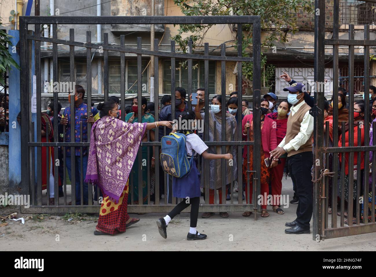 Kolkata, Bengala Occidentale, India. 16th Feb 2022. I bambini frequentano la loro classe fisica come scuole primarie e superiori riaperte nel Bengala Occidentale il mercoledì quasi due lunghi anni dopo che la pandemia del Covid-19 ha costretto la chiusura delle istituzioni educative dal 2020. La cura adeguata e la massima severità sarebbero prese per mantenere tutti i protocolli di Covid-19 all'interno dei locali della scuola. (Credit Image: © Sukhomoy Sen/Pacific Press via ZUMA Press Wire) Foto Stock