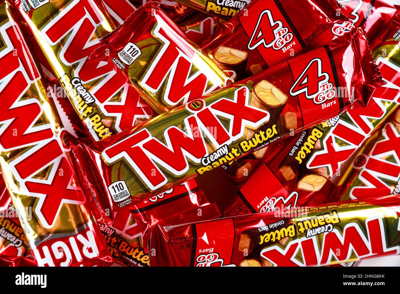 Maggio 4, 2021. New York. Biscotti Twix ricoperti di cioccolato al latte isolato su sfondo bianco. Foto Stock