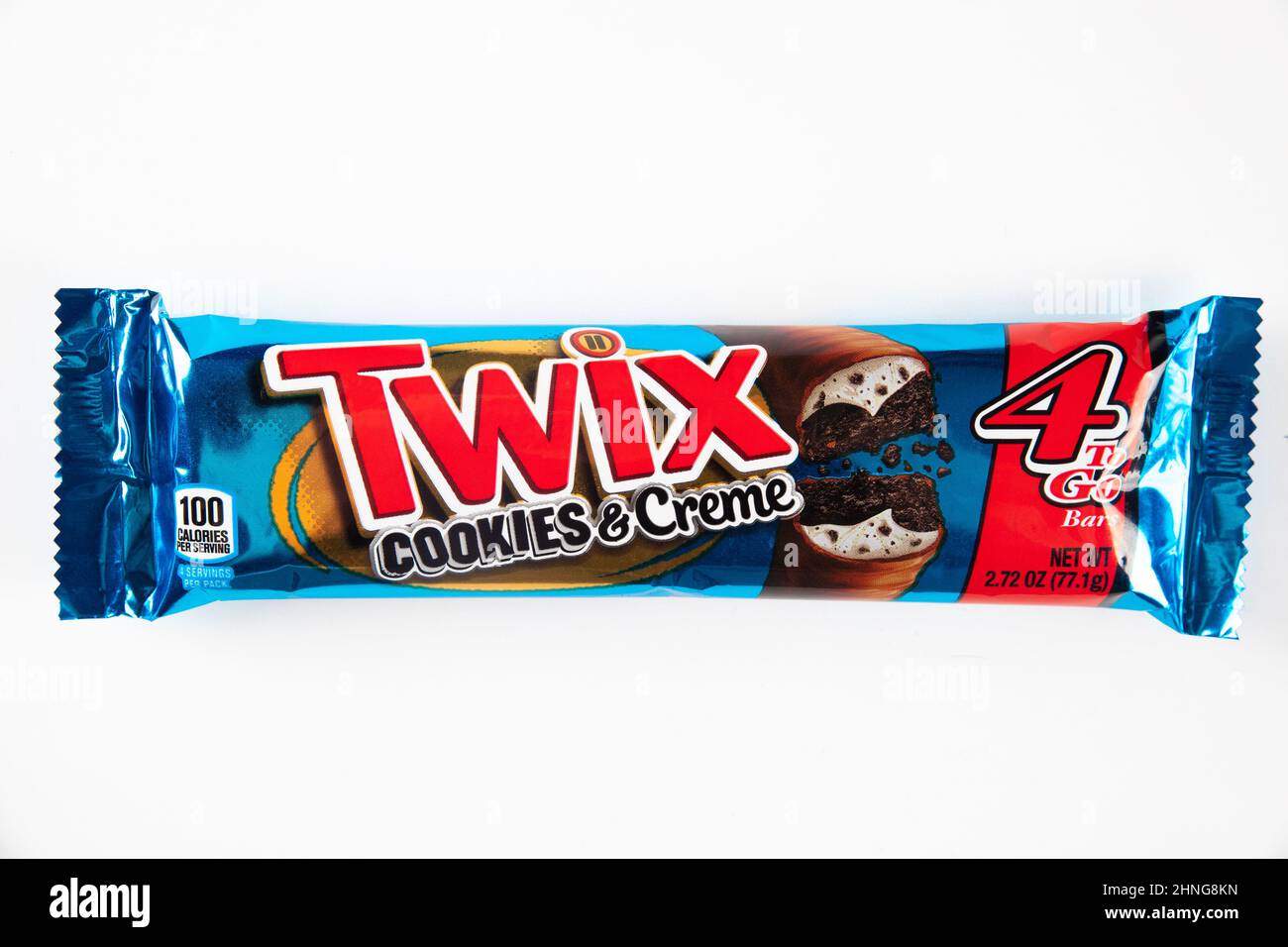 Maggio 4, 2021. New York. Biscotti Twix ricoperti di cioccolato al latte isolato su sfondo bianco. Foto Stock
