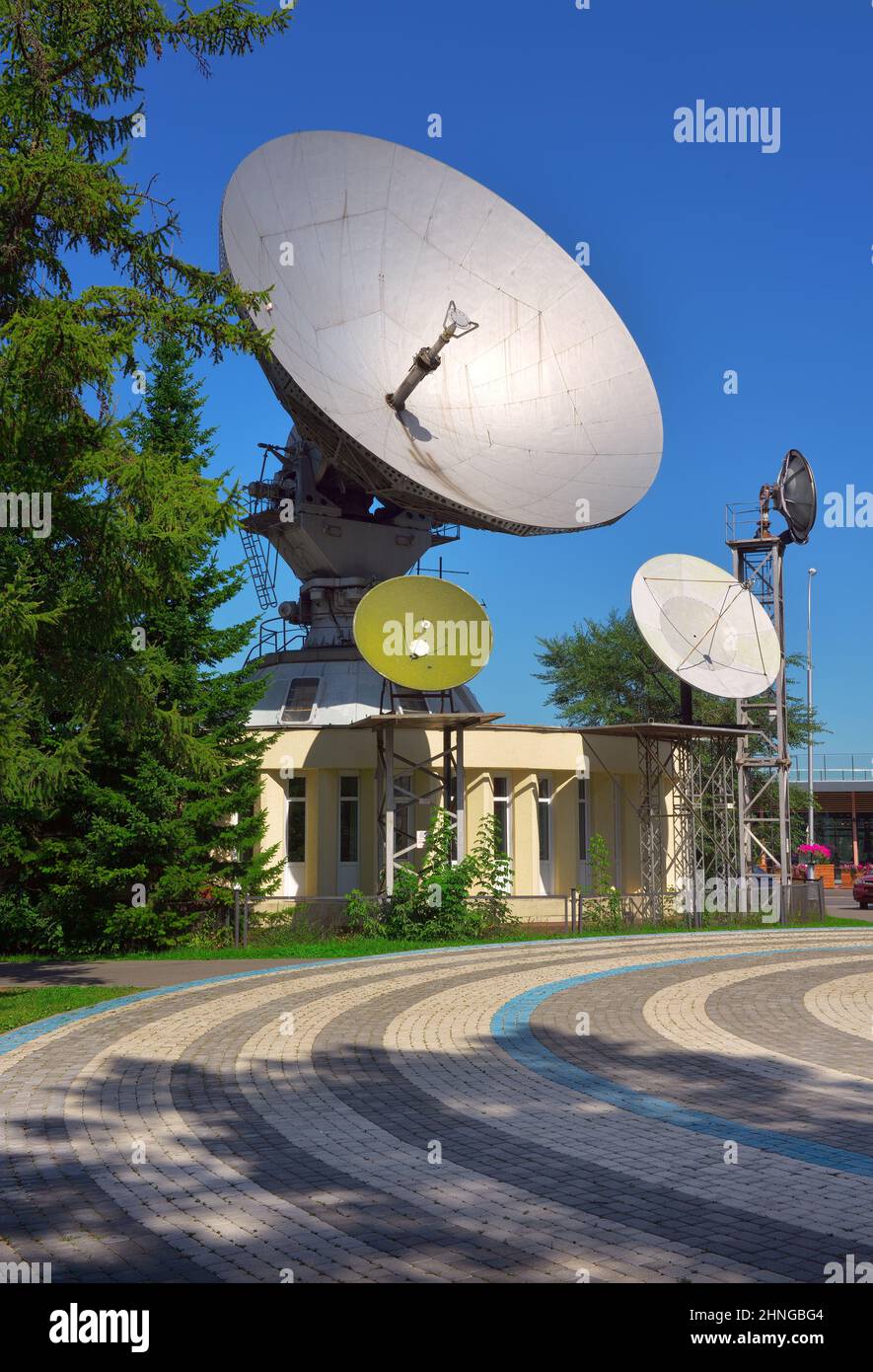 Kemerovo, Siberia, Russia -09.01.2021: Antenna parabolica nel centro della città sotto il cielo blu Foto Stock