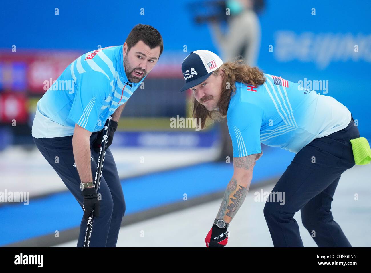 Pechino, Cina. 17th Feb 2022. John Landsteiner (L) e Matt Hamilton degli Stati Uniti gareggiano durante la sessione di rapina del round maschile di Pechino 12 delle Olimpiadi invernali di Pechino 2022 tra gli Stati Uniti e la Danimarca al National Aquatics Center di Pechino, capitale della Cina, 17 febbraio 2022. Credit: Zhou mi/Xinhua/Alamy Live News Foto Stock