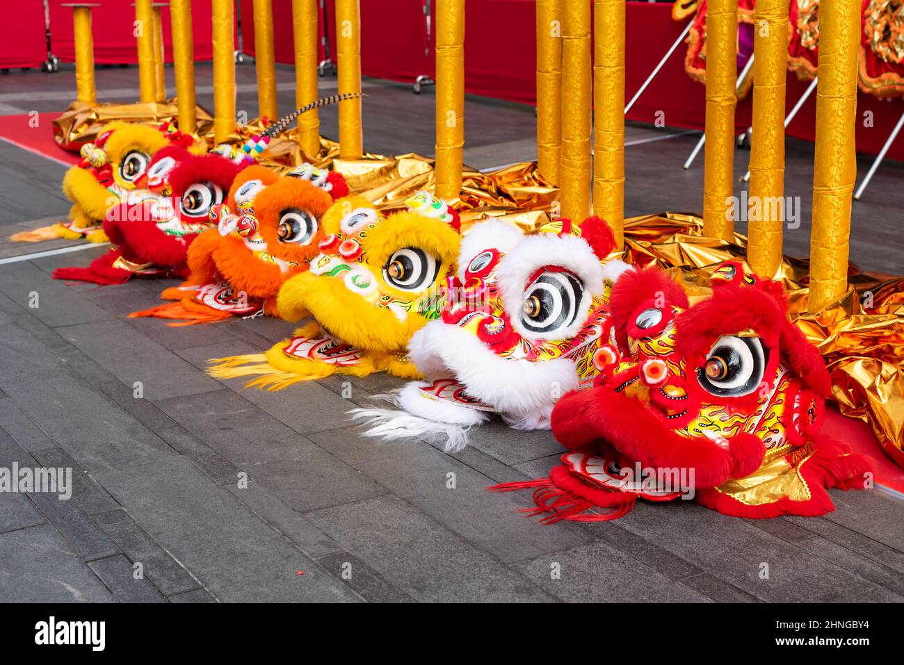 Costumi da ballo tradizionali cinesi del Leone prima dello spettacolo Foto Stock
