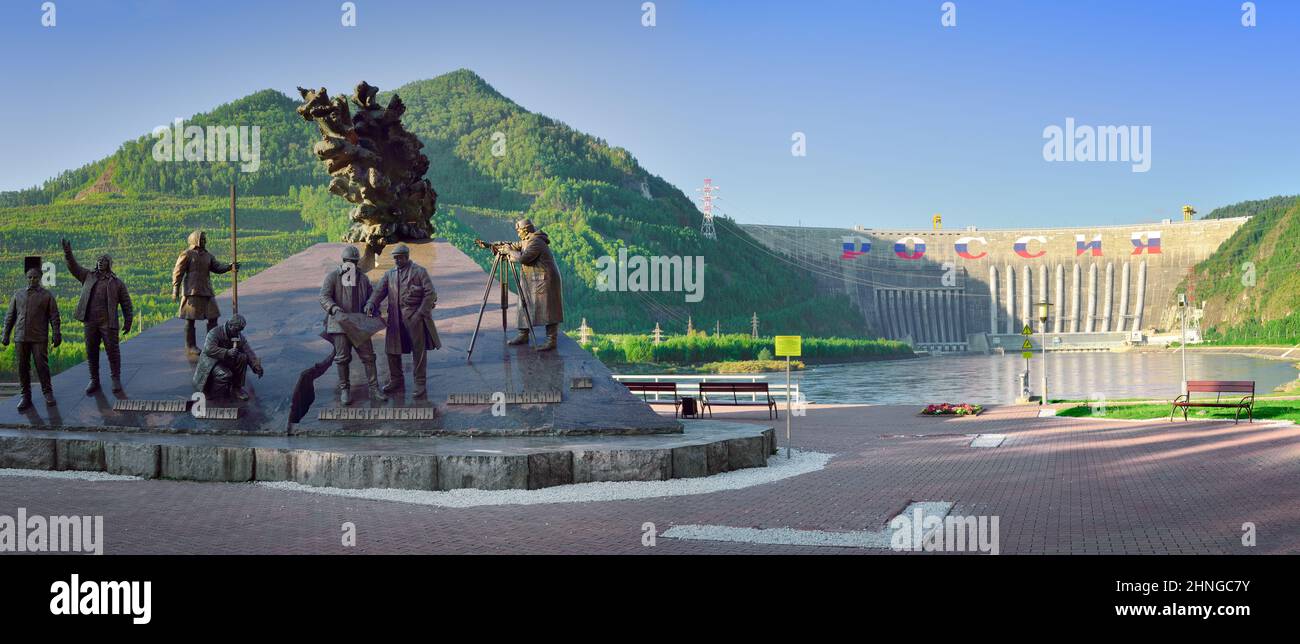 Sayanogorsk, Siberia, Russia-09.01.2021: Monumento 'ai conquistatori degli Yenisei, i primi costruttori del Sayano-Shushenskaya HPP'. Monumento su t Foto Stock