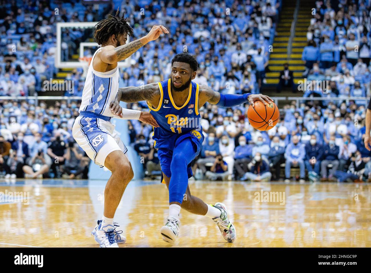 16 febbraio 2022: North Carolina Tar Heels guardia R.J. Davis (4) guardie Pittsburgh Panthers guardia Jamarius Burton (11) come lui guida con la palla durante la seconda metà della partita di pallacanestro ACC al Dean Smith Center a Chapel Hill, NC. (Scott Kinser/Cal Sport Media) Foto Stock