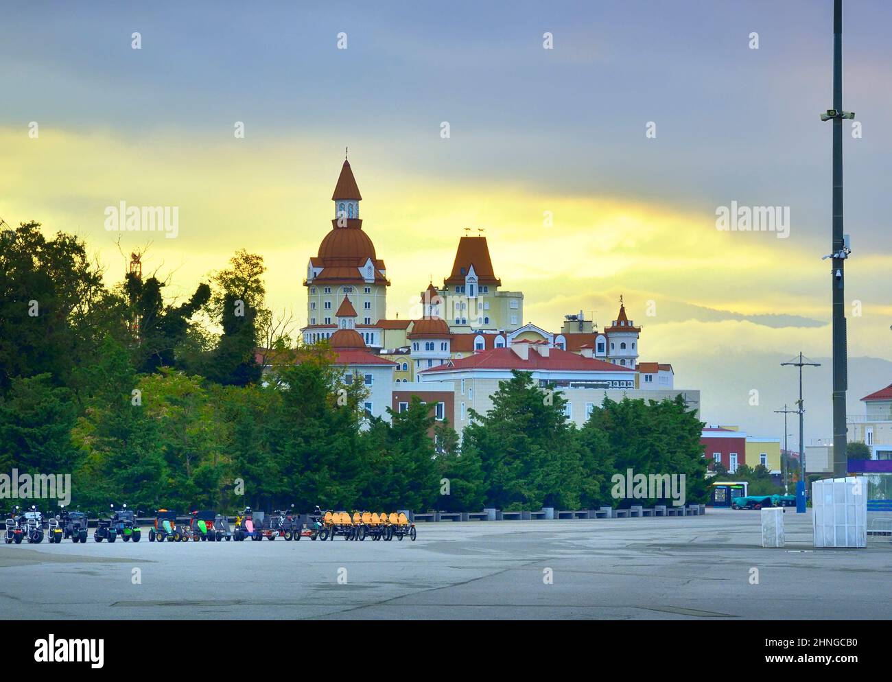 Adler, Sochi, Russia, 11.01.2021. Parco divertimenti Sochi. Castello stilizzato per bambini con cupole sullo sfondo di montagne sotto un cielo nuvoloso Foto Stock