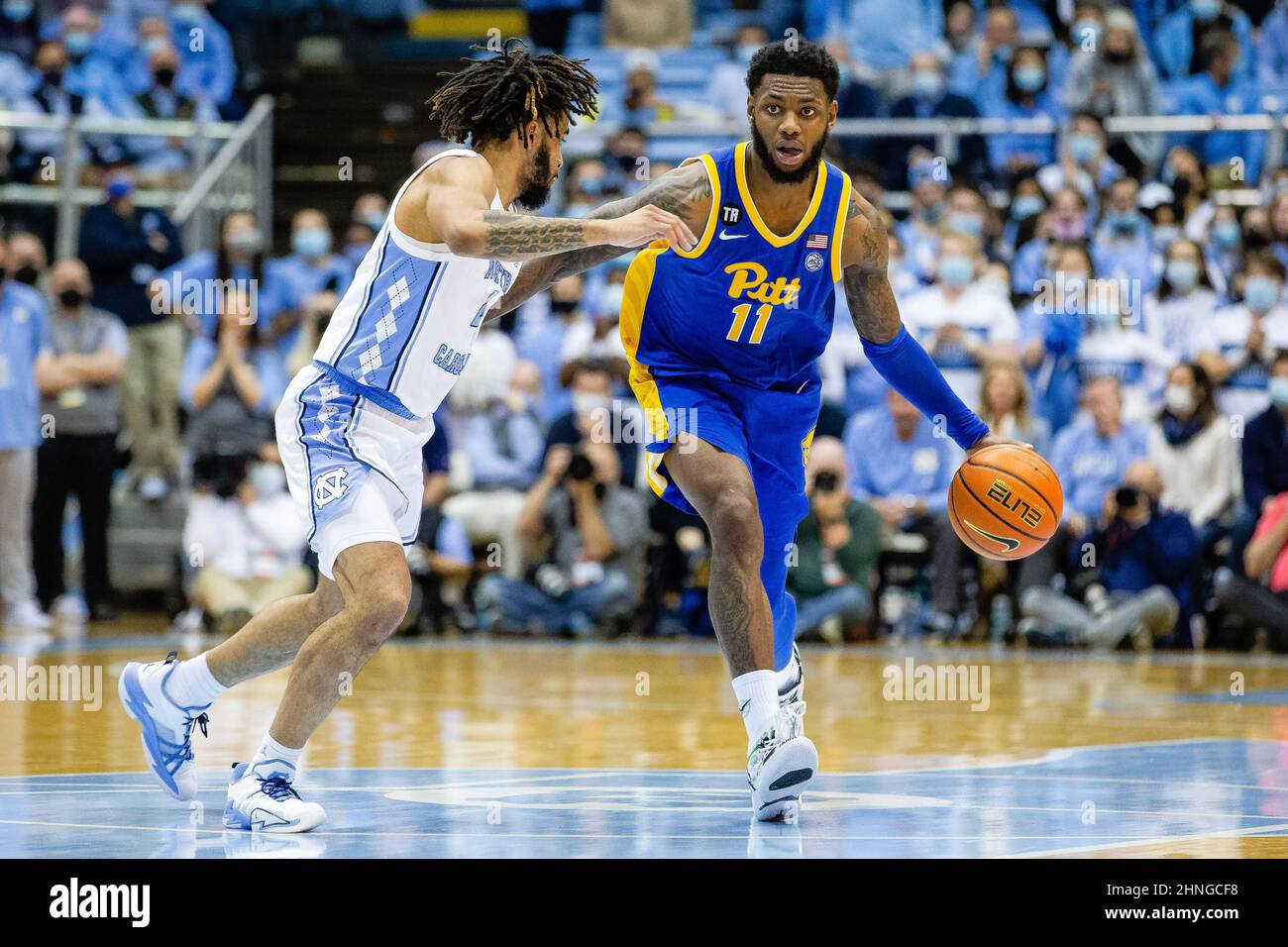 16 febbraio 2022: North Carolina Tar Heels guardia R.J. Davis (4) guarisce Pittsburgh Panthers guardia Jamarius Burton (11) come egli porta la palla in campo durante la seconda metà della partita di pallacanestro ACC al Dean Smith Center a Chapel Hill, NC. (Scott Kinser/Cal Sport Media) Foto Stock