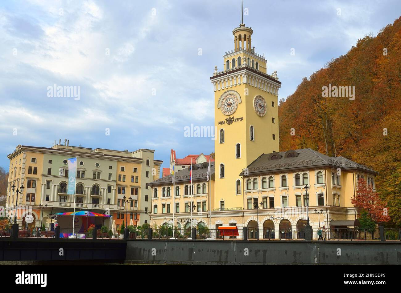 Rosa Khutor, Sochi, Russia, 11.01.2021. Municipio con un orologio in un villaggio di montagna. Città olimpica sulle rive del fiume di montagna Mzymta in autunno Foto Stock
