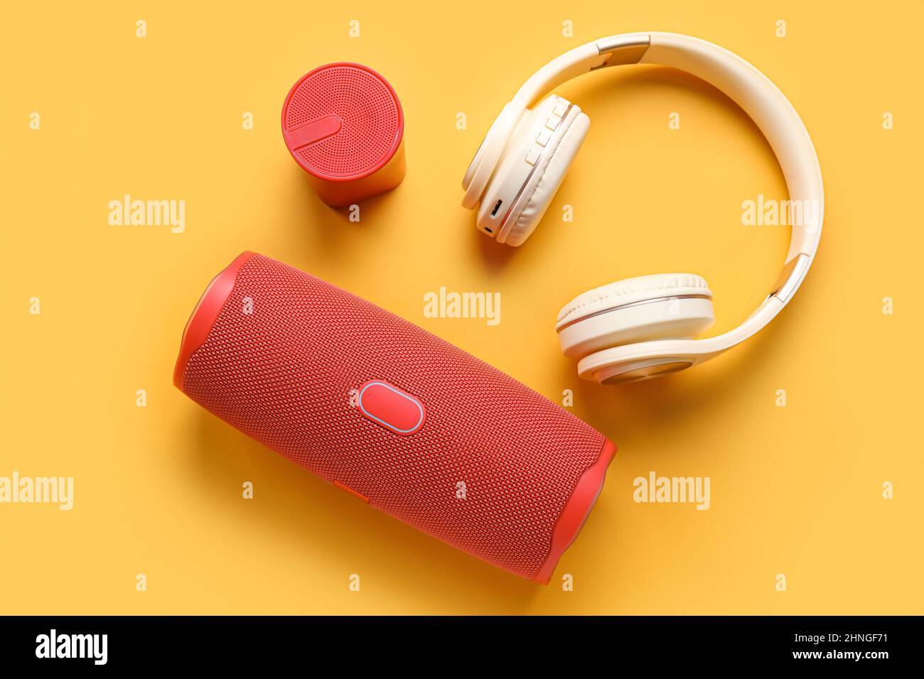 Casse e cuffie portatili wireless moderne su sfondo a colori Foto stock -  Alamy