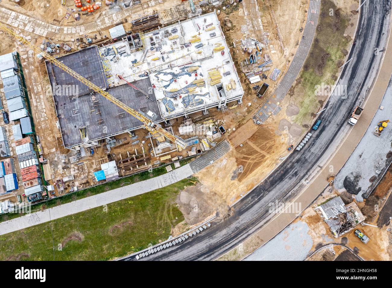 nuova strada in costruzione. cantiere in zona residenziale durante i lavori stradali. vista dall'alto aerea. Foto Stock