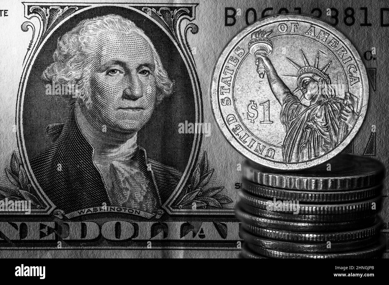 Un dollaro US Bill e Coin nero e bianco Macro Foto Stock