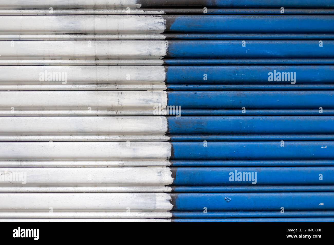 Sfondo della porta a tendina in metallo di colore blu e bianco. Foto Stock