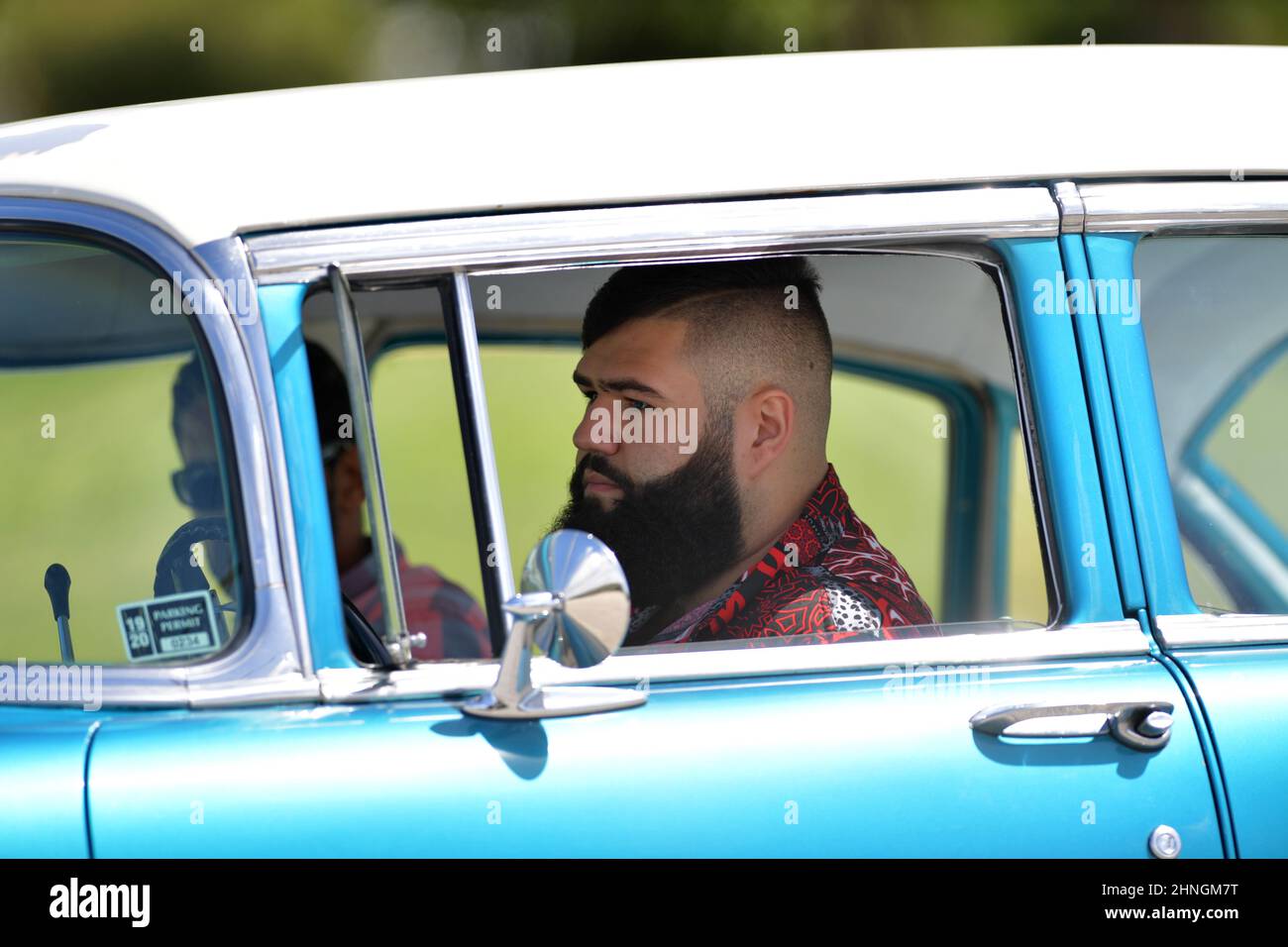 MIAMI, FL - MARZO 10:American Idol stagione 18 nuova sensazione di canto Jimmy Levy, che è il nipote di famosissimo psichico Micki Dahne e figlio di psichico Jill Dahne-Levy, Jimmy ha detto all'audizione che vede morti e canta con un auricolare invisibile. Visto qui è un ESCLUSIVO dietro le scene guardare Jimmy Levy camminare e cantare per le strade nella sezione Wynwood di Miami, come egli promuove la celebrazione della musica, moda, arte e vita per un breve film sponsorizzato da Diesel chiamato 'Inside Wynwood' il 10 marzo, 2020 a Miami, Florida People: Jimmy Levy Foto Stock