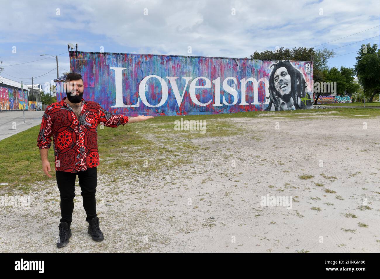 MIAMI, FL - MARZO 10:American Idol stagione 18 nuova sensazione di canto Jimmy Levy, che è il nipote di famosissimo psichico Micki Dahne e figlio di psichico Jill Dahne-Levy, Jimmy ha detto all'audizione che vede morti e canta con un auricolare invisibile. Visto qui è un ESCLUSIVO dietro le scene guardare Jimmy Levy camminare e cantare per le strade nella sezione Wynwood di Miami, come egli promuove la celebrazione della musica, moda, arte e vita per un breve film sponsorizzato da Diesel chiamato 'Inside Wynwood' il 10 marzo, 2020 a Miami, Florida People: Jimmy Levy Foto Stock