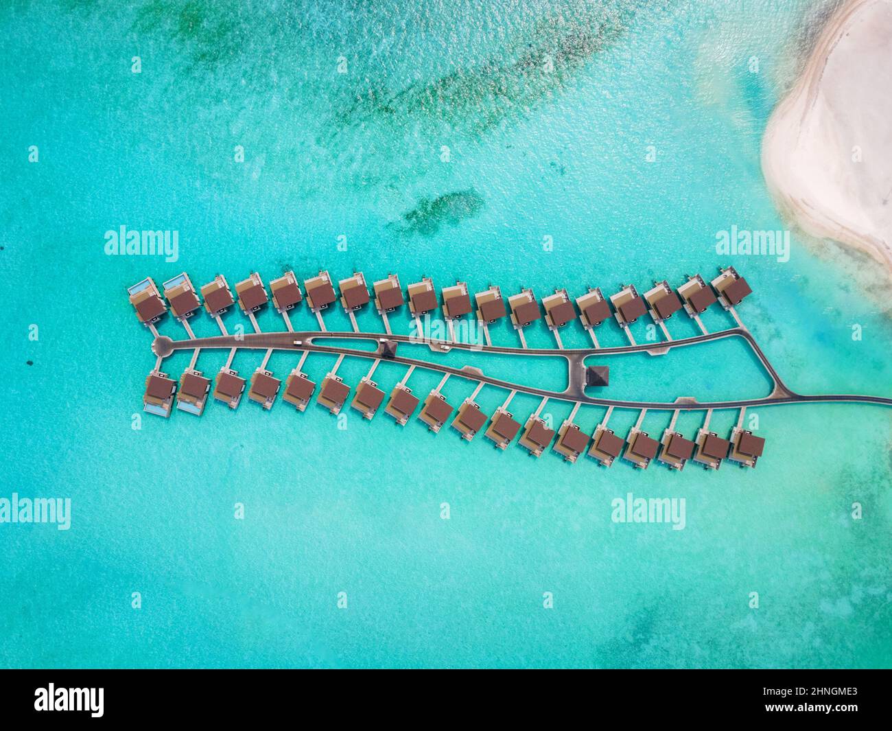 Ville sull'acqua e spiaggia di sabbia bianca sull'isola tropicale per vacanze di viaggio e luna di miele. Hotel resort di lusso in Maldive o Caraibi con Foto Stock