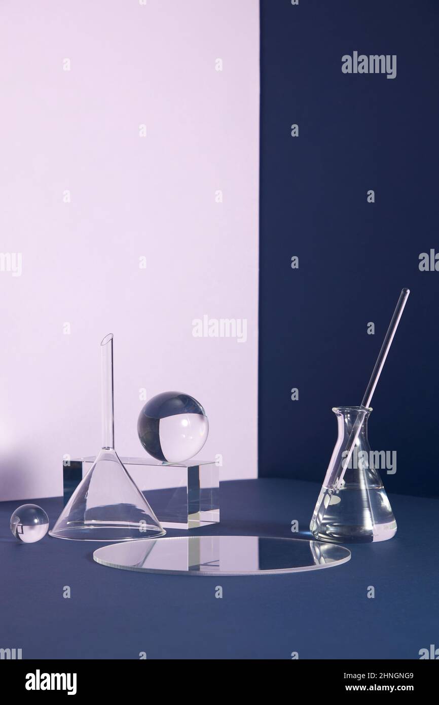 Podio in vetro e scena floreale minimale con nervature su sfondo blu. Stand per mostrare il prodotto cosmetico. Vetrina su piedistallo moderno studio in vetro Foto Stock