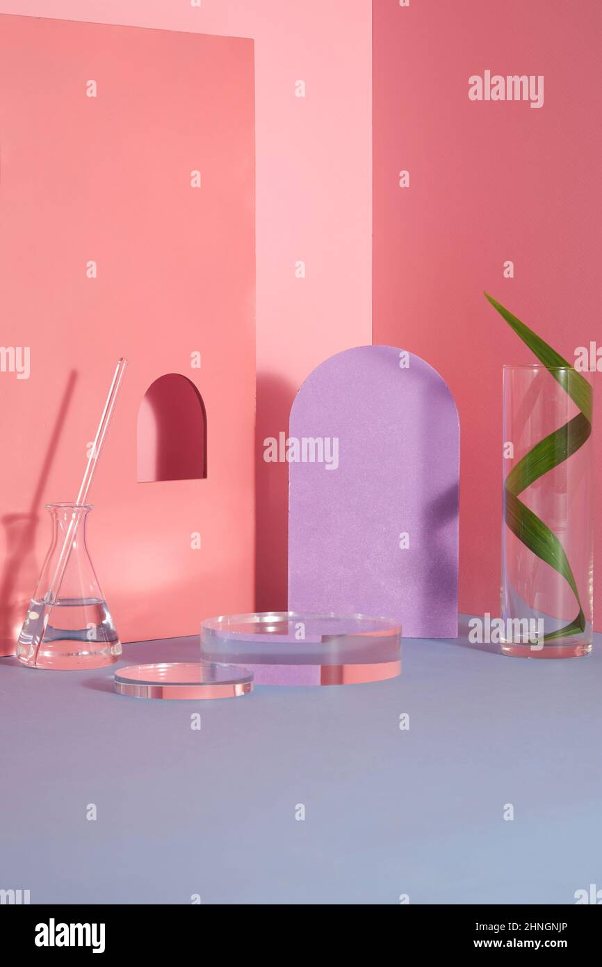 Podio in vetro e foglia verde scena minima costellata su sfondo viola. Stand per mostrare il prodotto cosmetico. Vetrina su piedistallo in vetro Modern studi Foto Stock