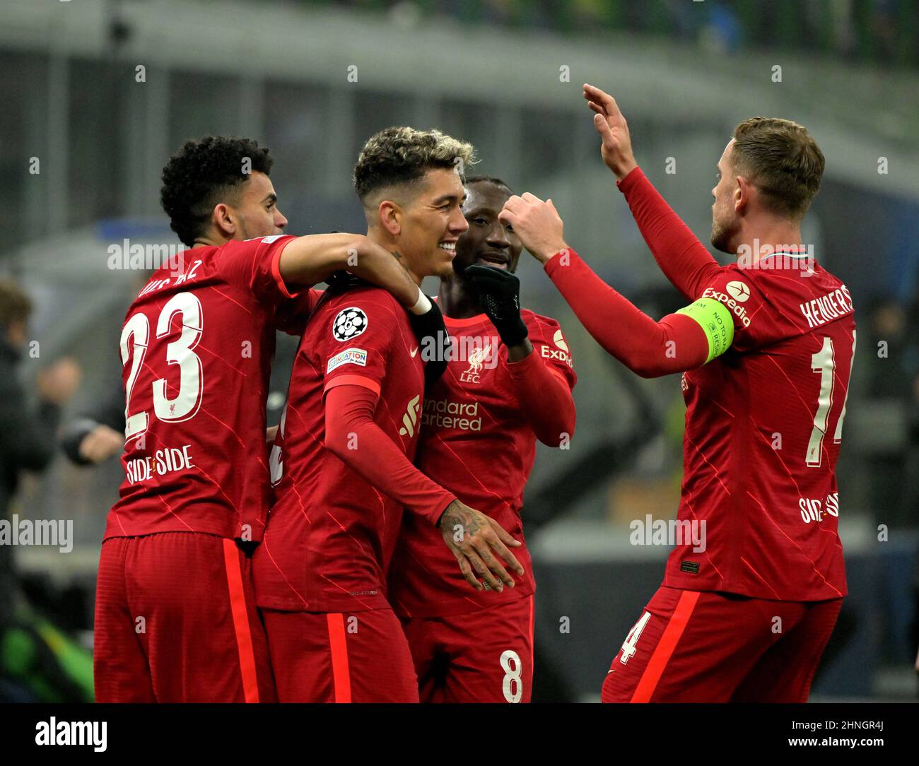 Milano. 16th Feb 2022. Roberto Firmino di Liverpool (2nd L) festeggia il suo traguardo con i suoi compagni di squadra durante il round della UEFA Champions League del 16, primo appuntamento tra FC Inter e Liverpool a Milano, Italia, 16 febbraio 2022. Credit: Alberto Lingria/Xinhua/Alamy Live News Foto Stock