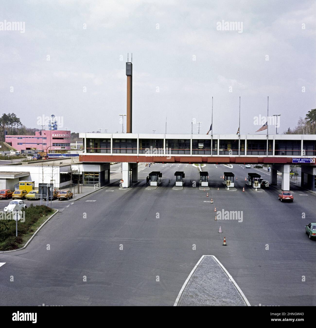 Confine tra Berlino-Zehlendorf e GDR, fine 1970s, checkpoint tedesco occidentale Dreilinden, vista dal ponte Königsweg verso Berlino Ovest, Germania Ovest Foto Stock