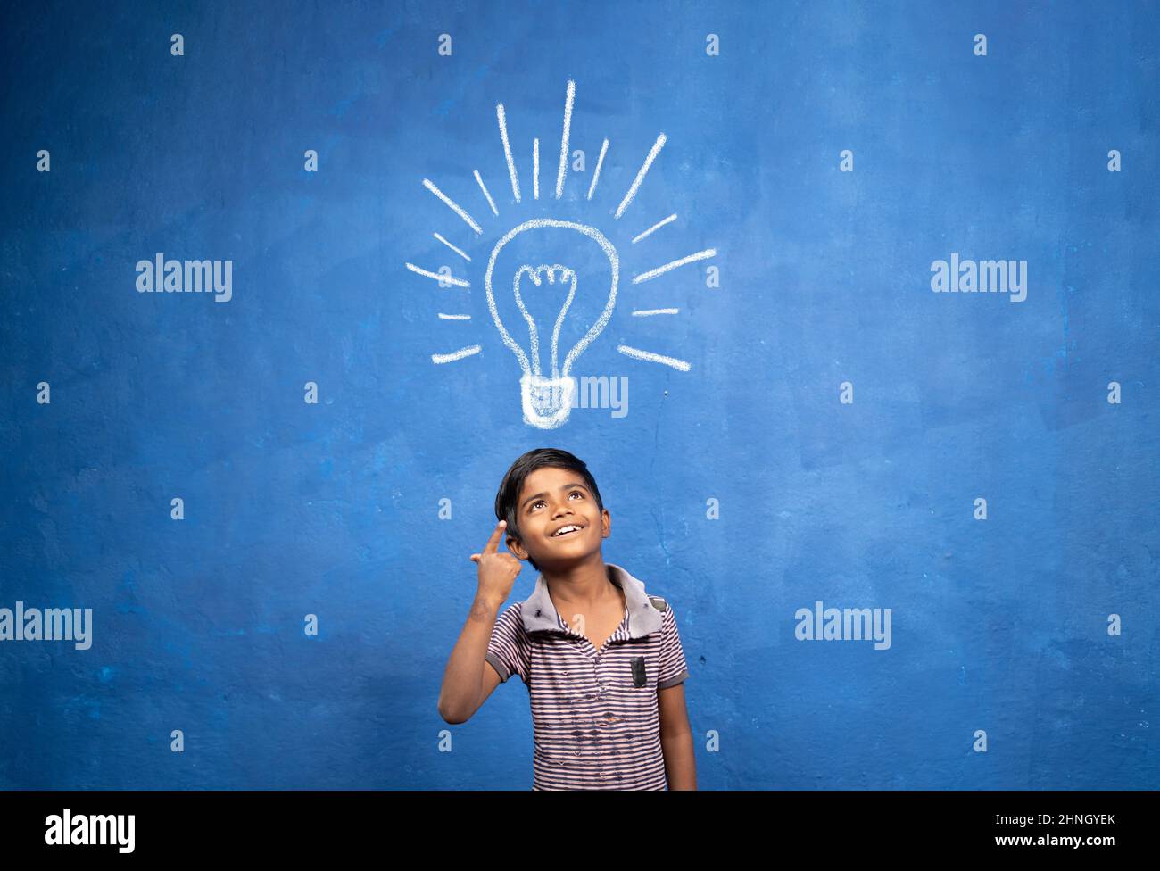 Eccitato Kid con improvvisamente ottenuto o pop up idea espressione sotto leggero doodle su sfondo blu - concetto di bambino trovato soluzione, creatività e. Foto Stock