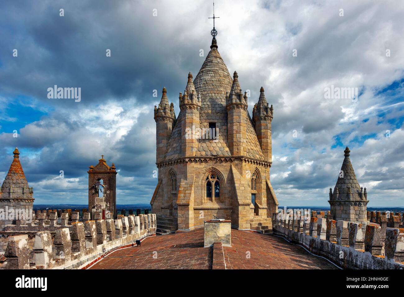 Torre della Cattedrale di Basílica sé de Nossa Senhora da Assunção, Catedral de Évora, Évora, distretto di Évora, Portogallo Foto Stock