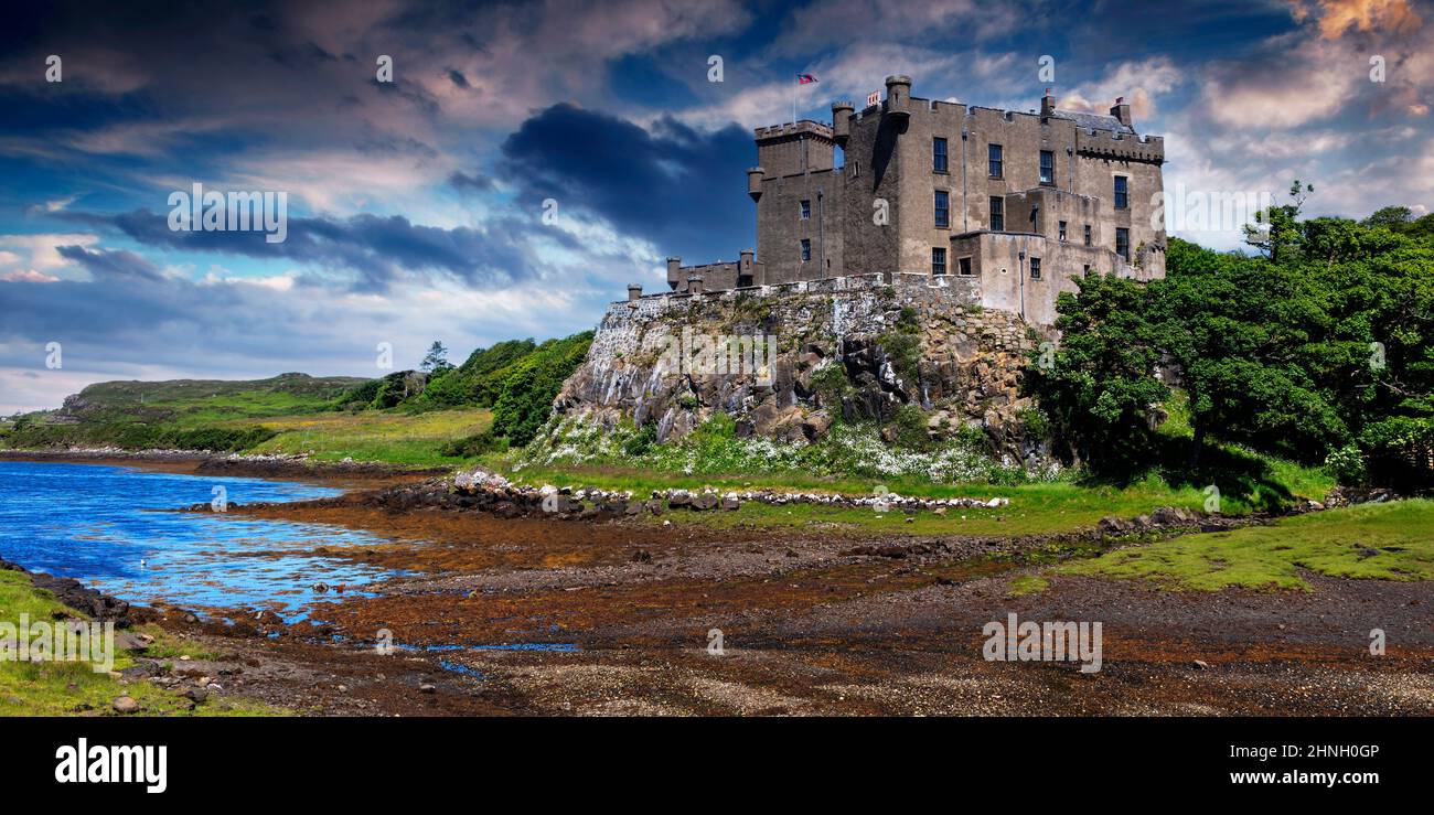 Il castello di Dunvegan, casa del McLeod clan scozzesi, Dunvegan, Isola di Skye, Ebridi Interne, Loch Dunvegan, Scotland, Regno Unito Foto Stock