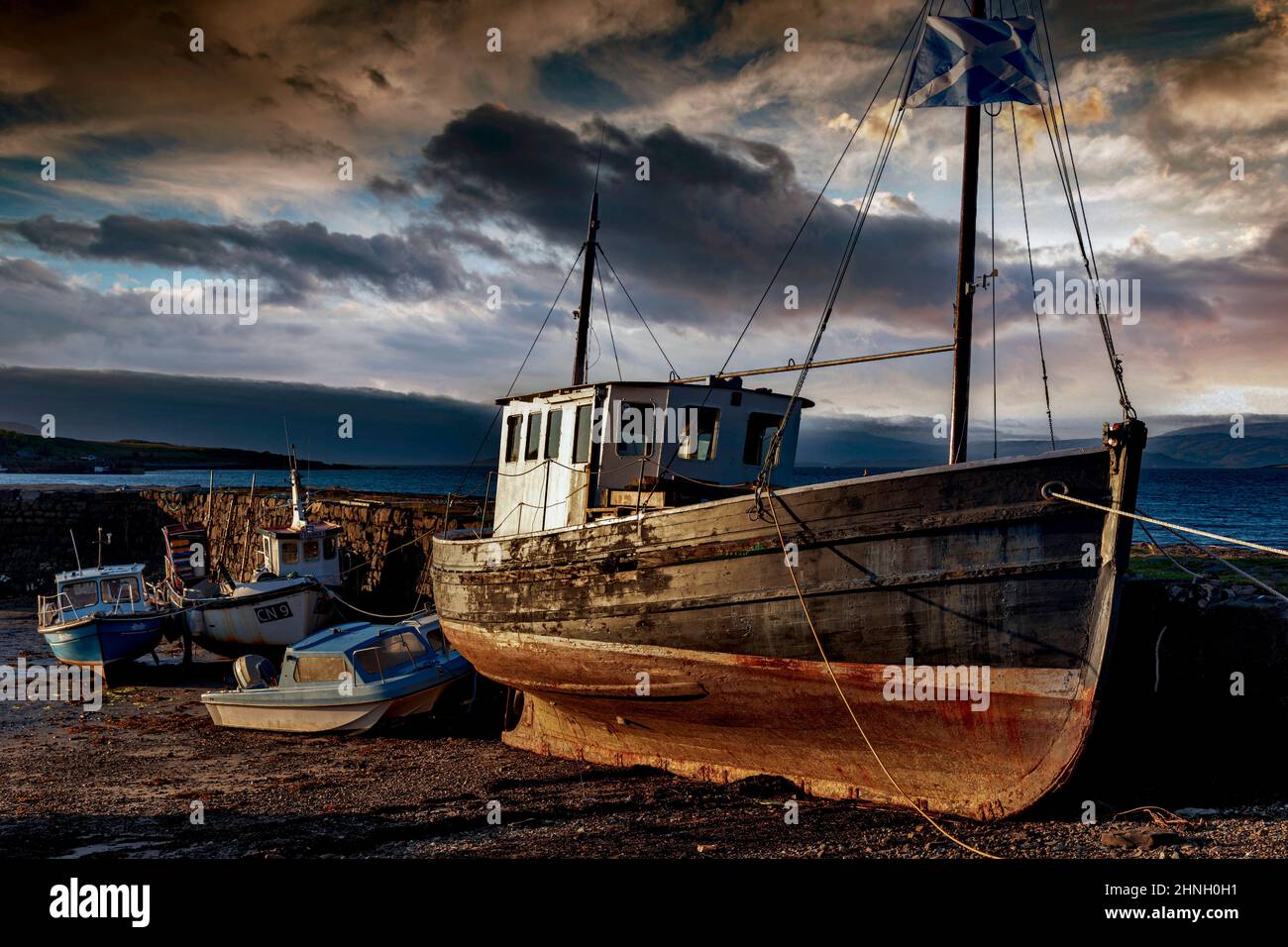 Le barche sul molo, Broadford Bay, Isola di Skye in Scozia, Gran Bretagna Foto Stock
