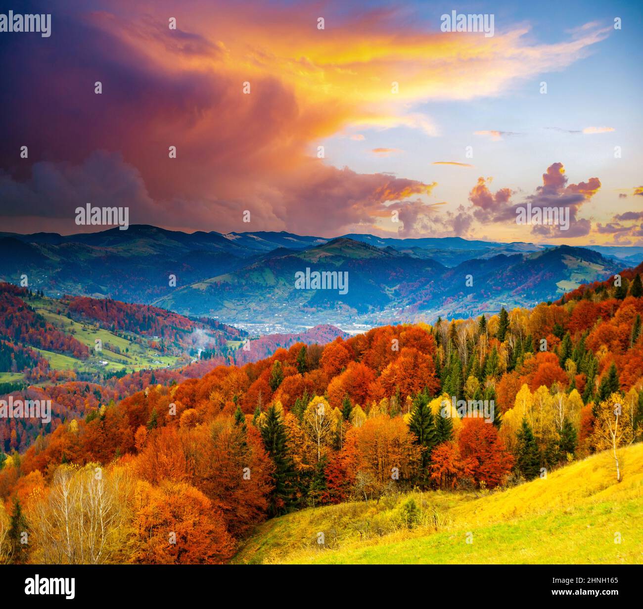 Vista magica delle montagne serali con alberi gialli e rossi sulle pendici. Luogo Carpazi montagne, Ucraina, Europa. Sfondo fotografico. Fresco Foto Stock