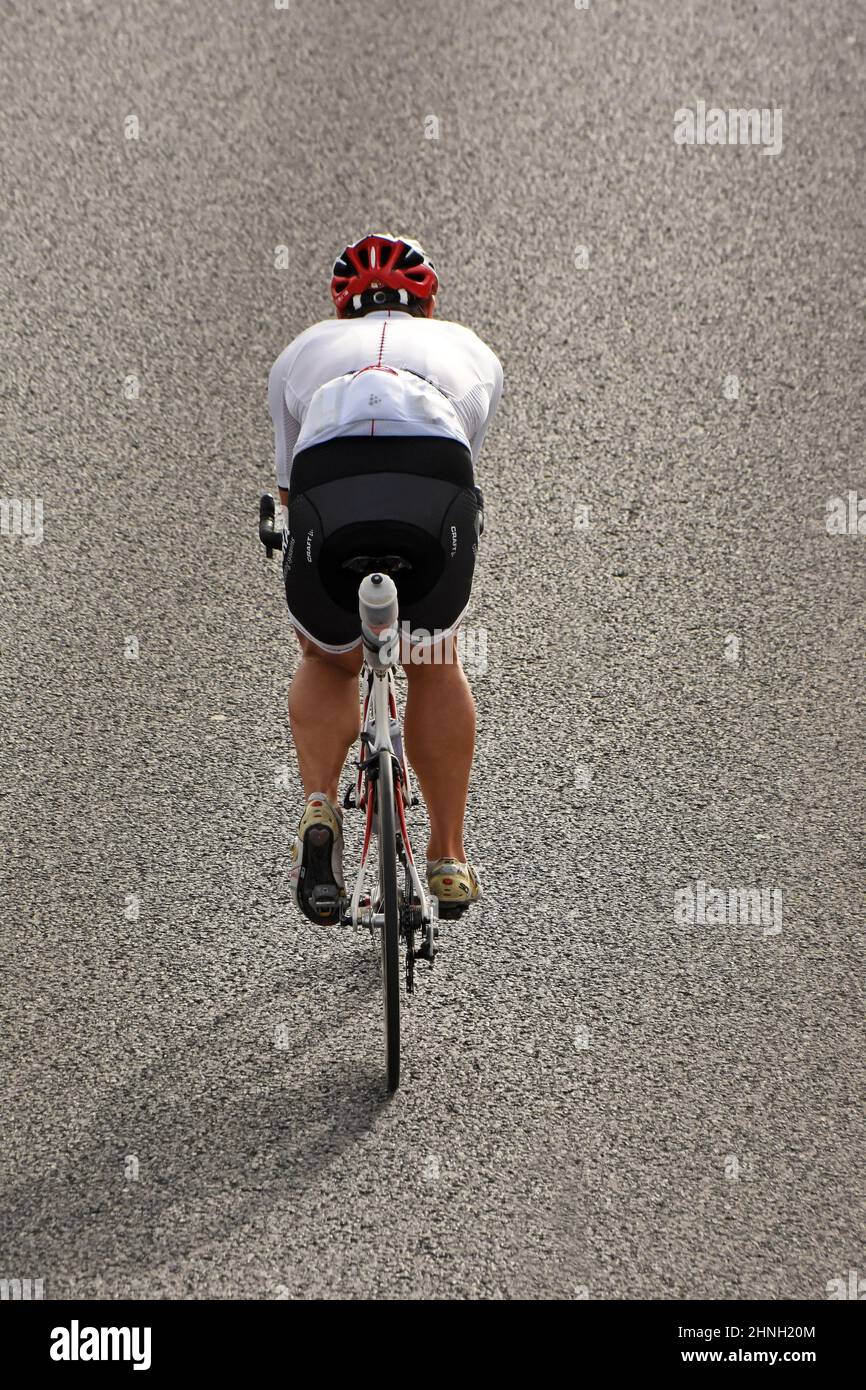 Lone bicicletta Rider sulla strada, vista aerea Foto Stock