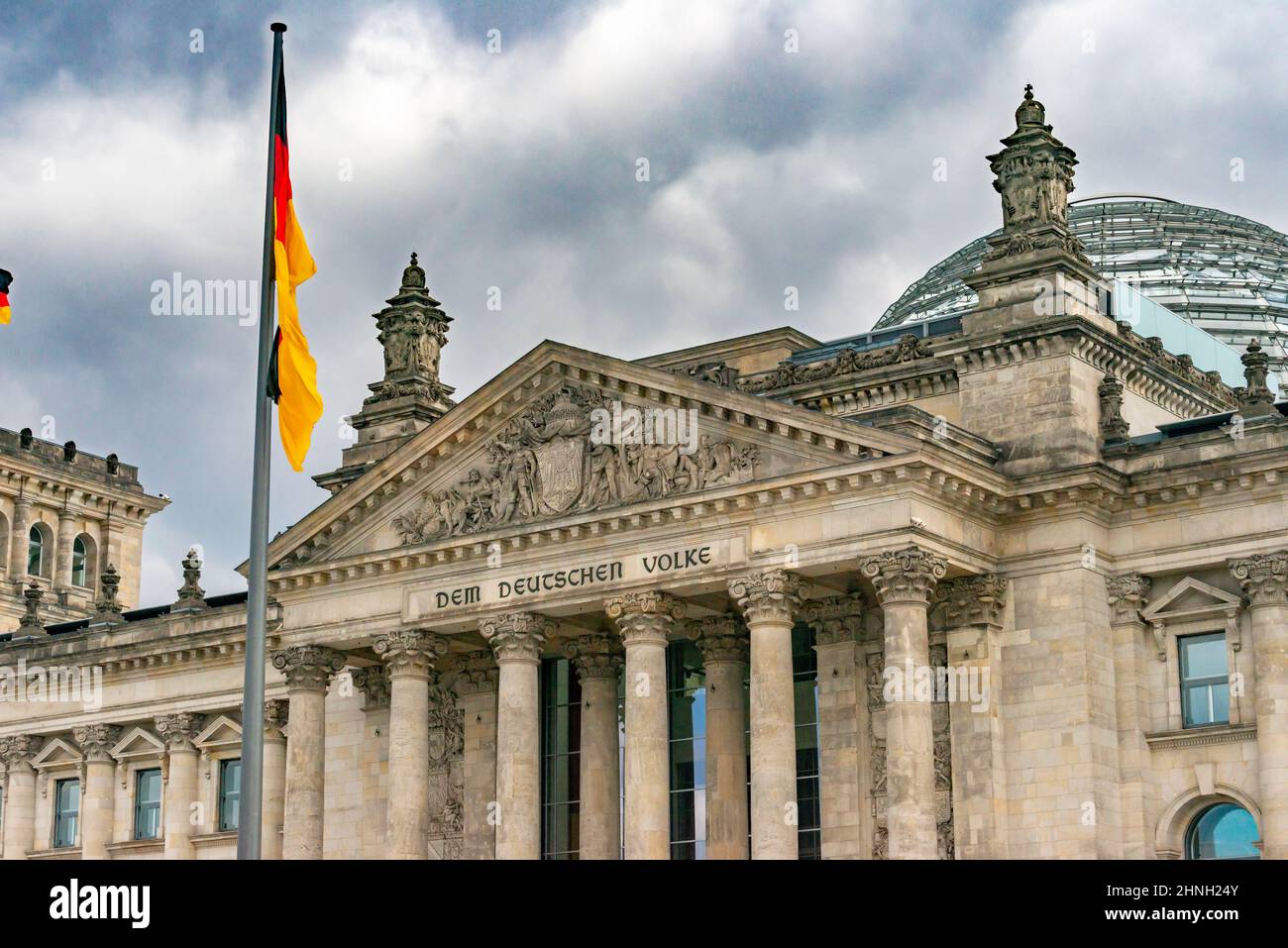 Bandiere tedesche che sventolano nel vento nel famoso edificio del Reichstag, sede del Parlamento tedesco (Deutscher Bundestag), Friedrich Merz Foto Stock