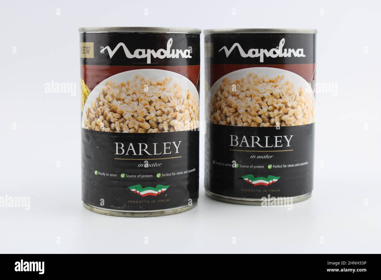 Barley di Napolina in acqua isolata con spazio copia. Napolina è di proprietà del Princes Group Foto Stock