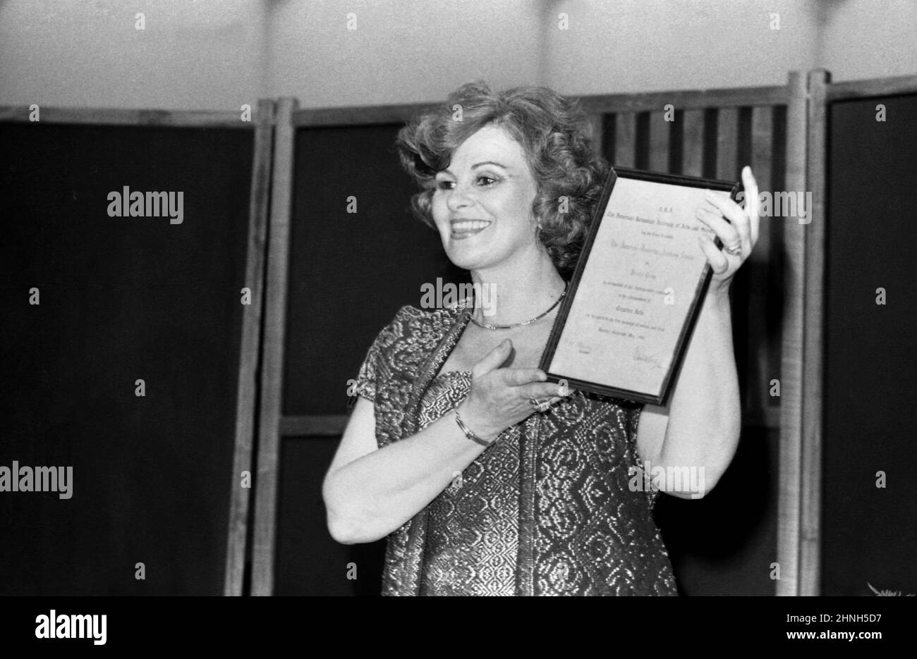 Los Angeles, CA, USA, 1984. Rumeno-francese mezzo-soprano Viorica Cortez riceve un premio dall'American Romanian Academy of Arts and Sciences (ARA). Foto Stock