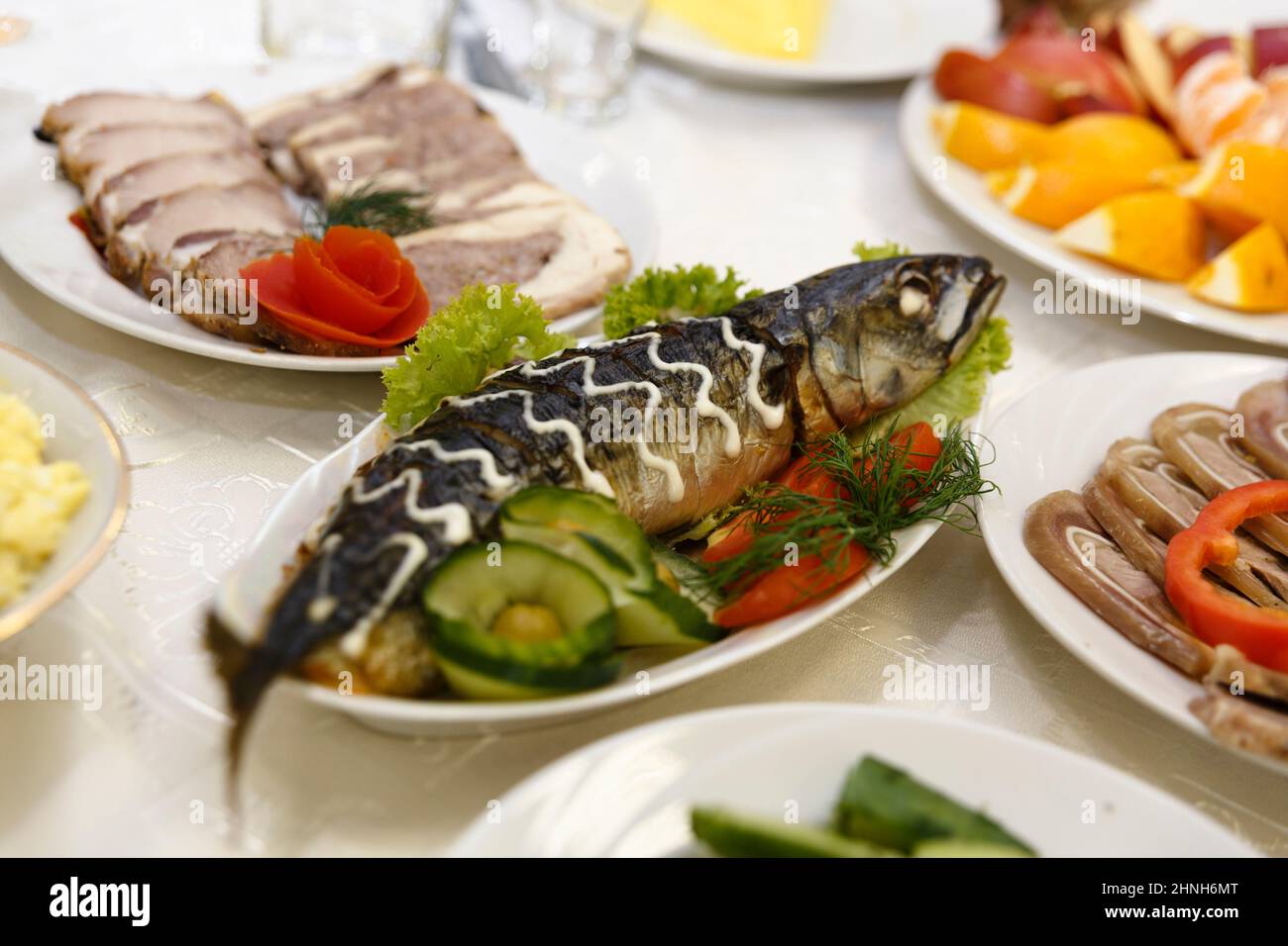 Grande salmone rosa ripieno con verdure sul tavolo Foto Stock