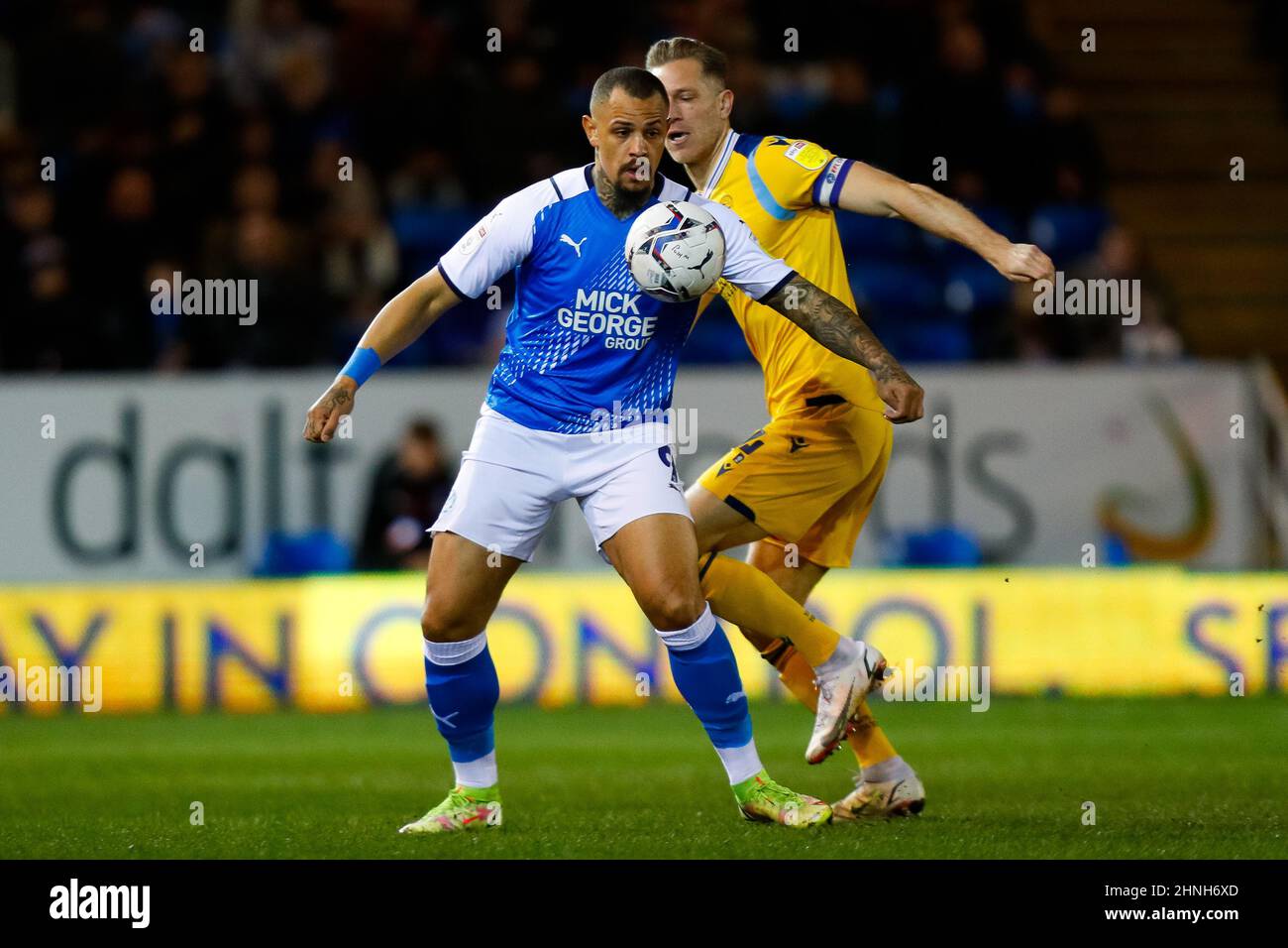 Cambridgeshire, Inghilterra; 16th febbraio 2022; Weston Homes Stadium, Peterborough, Cambridgeshire, Inghilterra; EFL Championship Football, Peterborough United Versus Reading; Jonson Clarke-Harris di Peterborough United scuote la palla da Michael Morrison di Reading Foto Stock