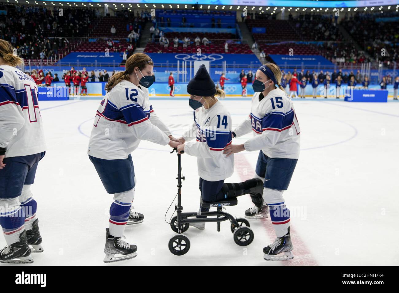 Pechino, Cina. 17th Feb 2022. Team USA Forward Brianna Decker #14 che è stato ferito in una partita precedente è aiutata a posizionare per la cerimonia delle medaglie da Kelly Pannek #12 e Savannah Harmon #15 durante la cerimonia delle medaglie dopo aver perso la loro partita di medaglia d'oro di Hockey su ghiaccio femminile contro il Canada al centro sportivo di Wukesong Alle Olimpiadi invernali di Pechino 2022 giovedì 17 febbraio 2022. Foto di Paul Hanna/UPI Credit: UPI/Alamy Live News Foto Stock