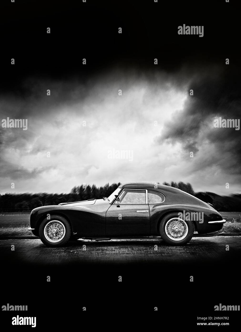 Roadster italiana vintage in campagna Foto Stock