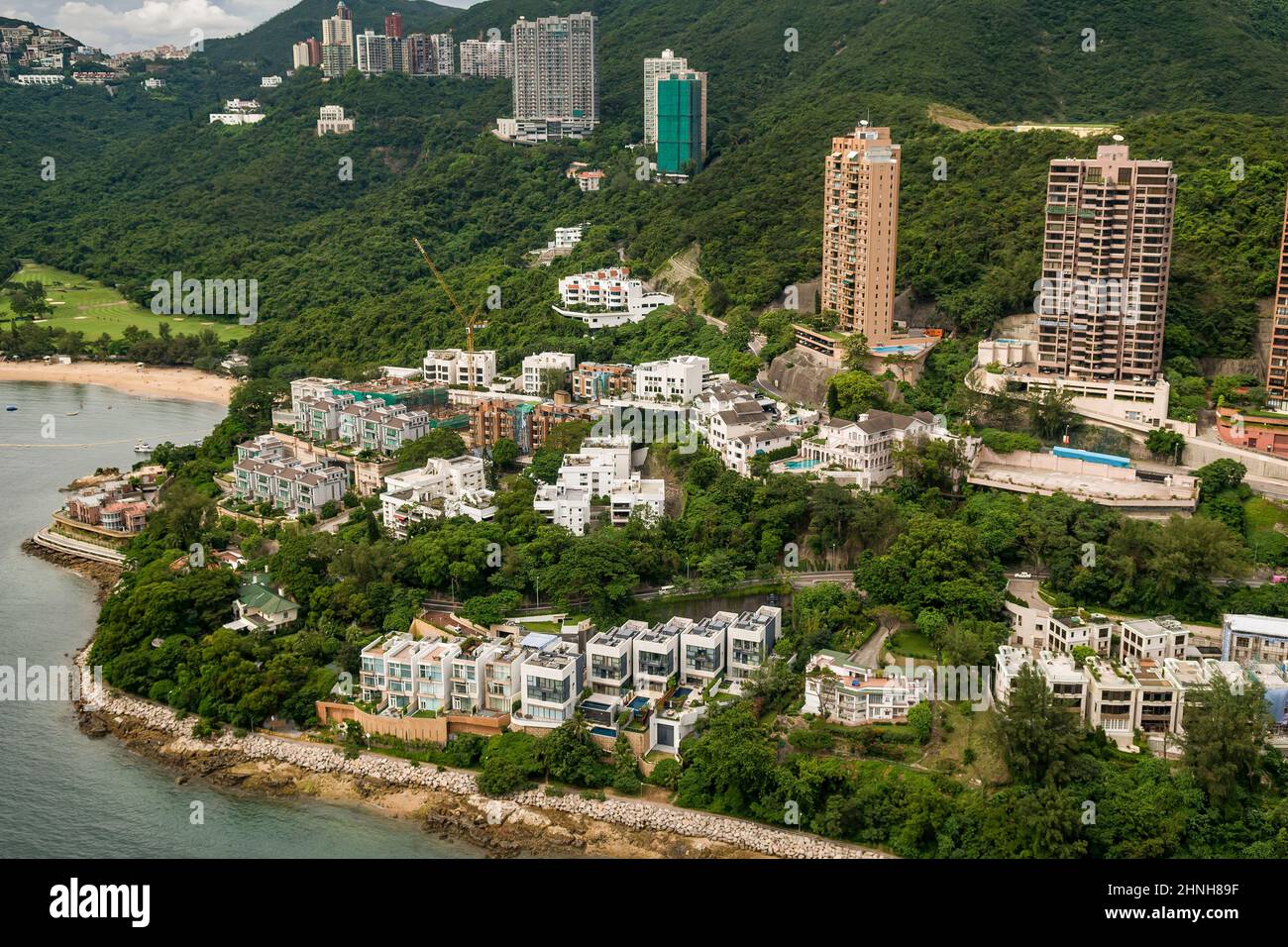 Aereo da elicottero che mostra Deep Water Bay e gli alti blocchi residenziali lungo Repulse Bay Road, Hong Kong Island, 2008 Foto Stock