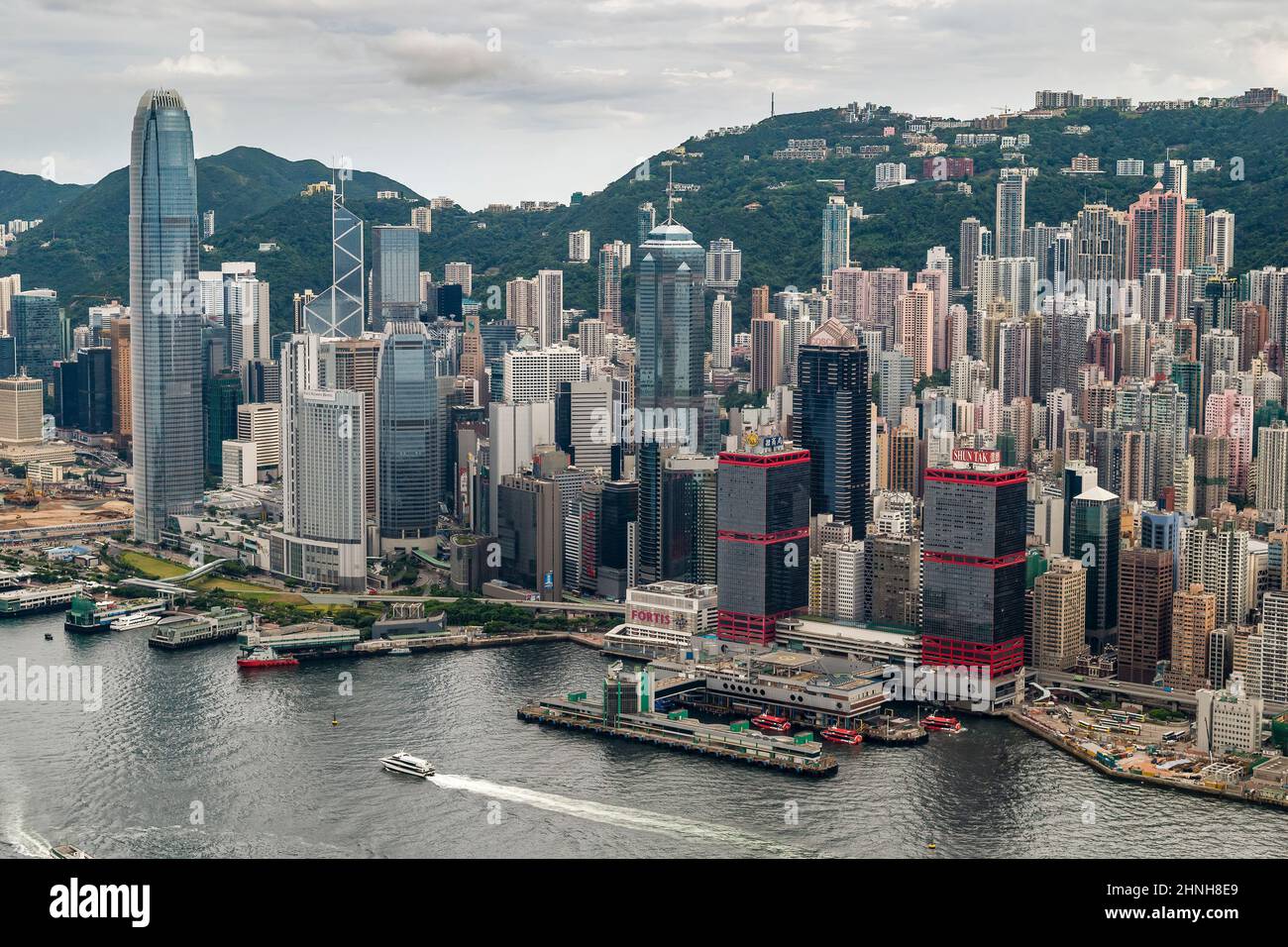 Antenna che mostra Central, gli alti blocchi residenziali di Sheung WAN e Mid-level, e il Macau Ferry Terminal, Hong Kong Island, 2008 Foto Stock