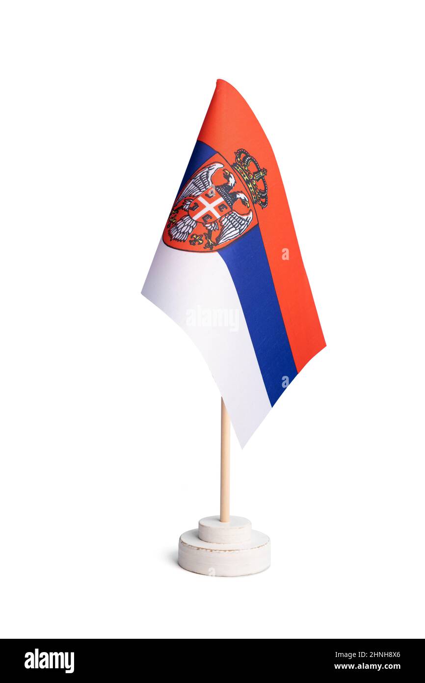Piccola bandiera da tavolo della Serbia isolata su sfondo bianco Foto Stock